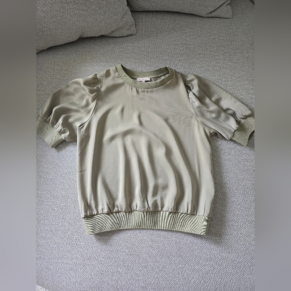 Short Sleeve Silky Green Top Size Small - Picture 1 of 5
